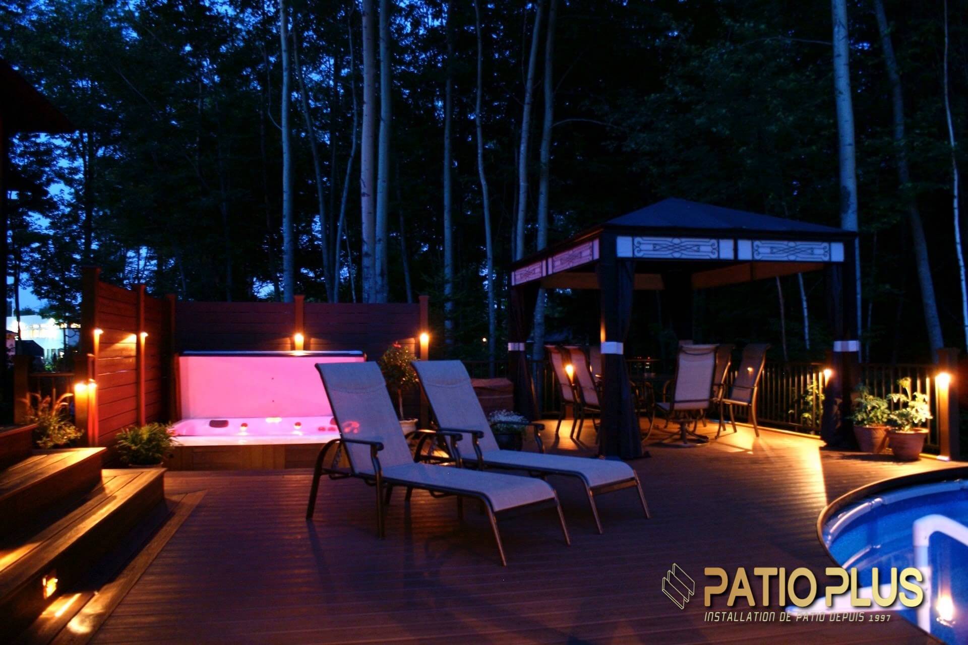 image de nuit d'un patio sans entretien